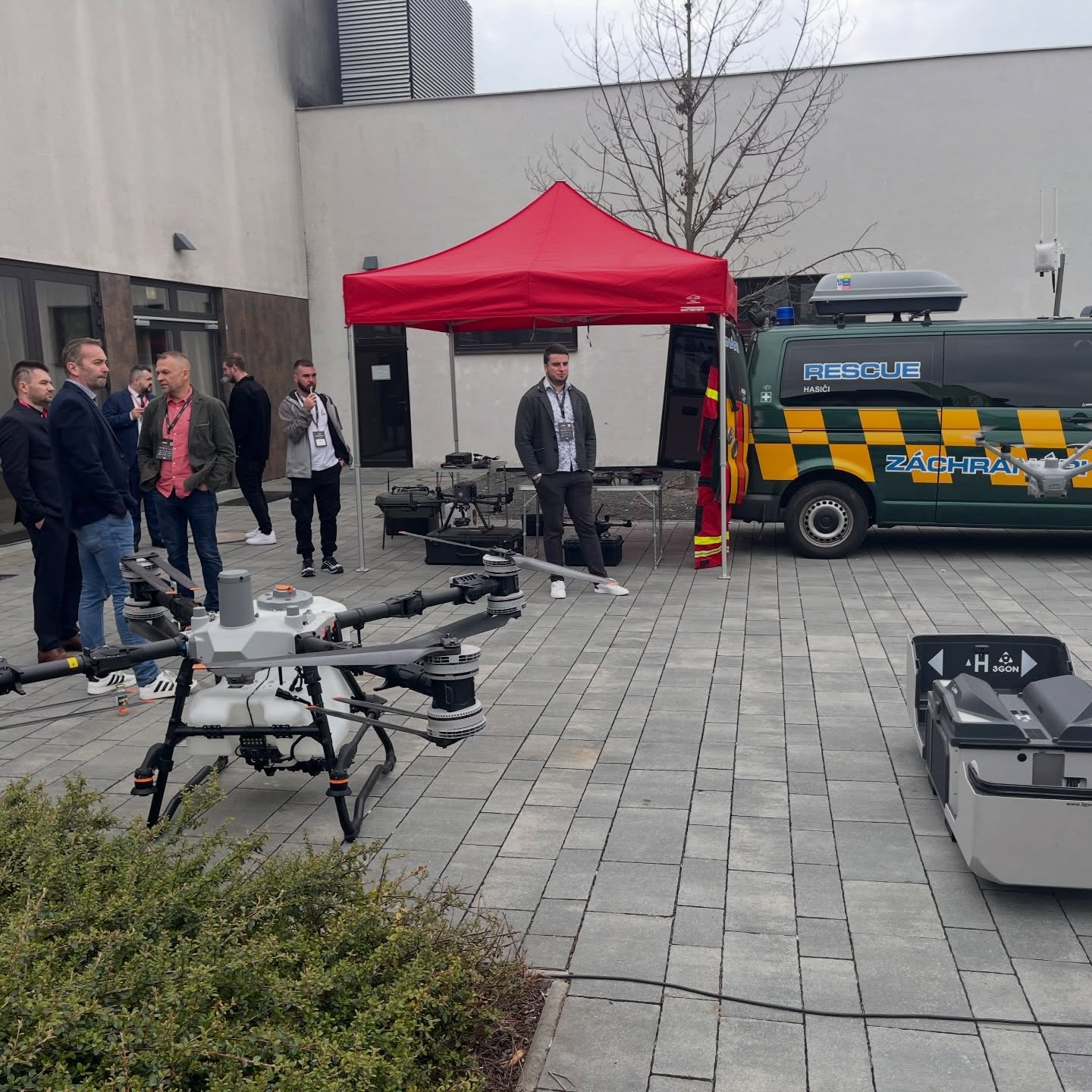 Ukážka dronov a záchrannej techniky vo vonkajšom areáli