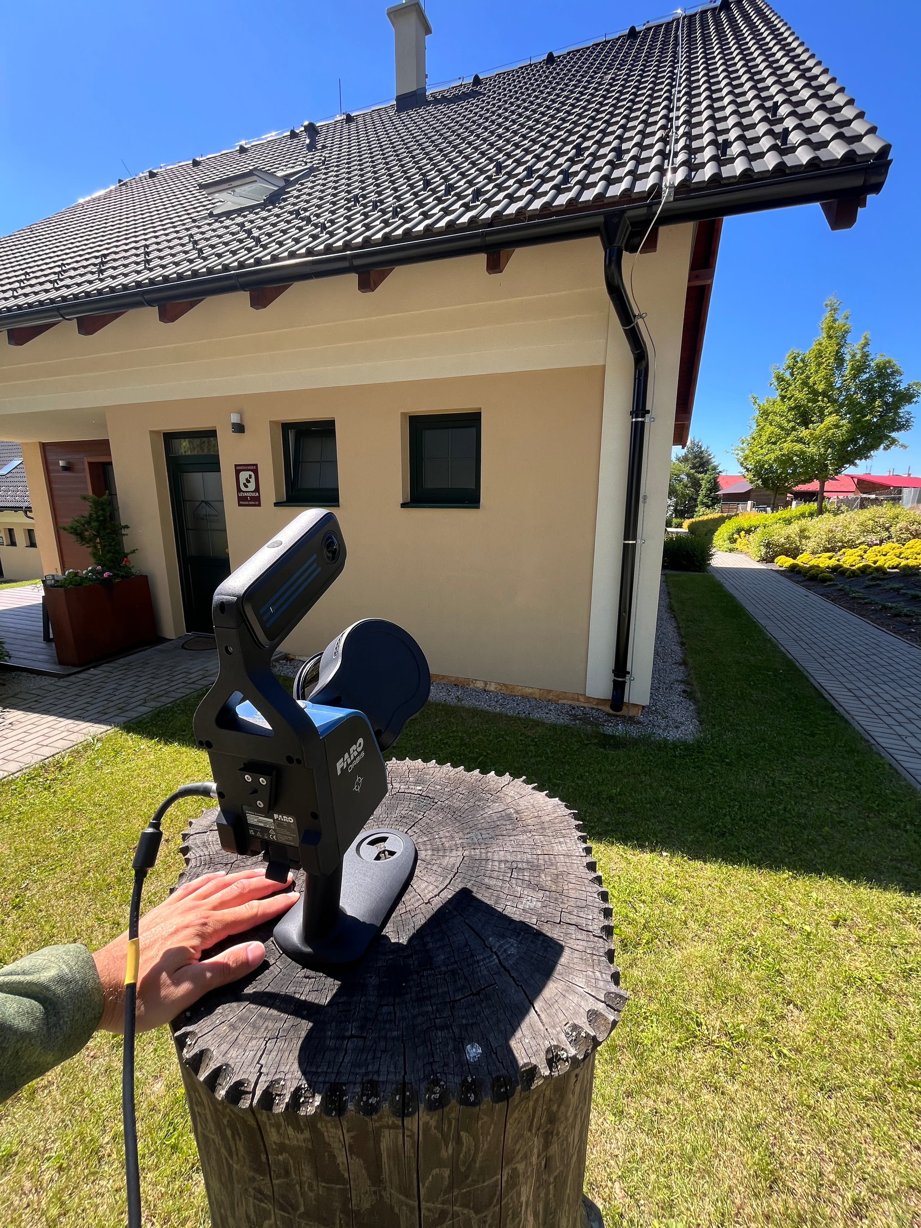 Mobilný laserový skener FARO Orbis Premium pri zameraní objektu