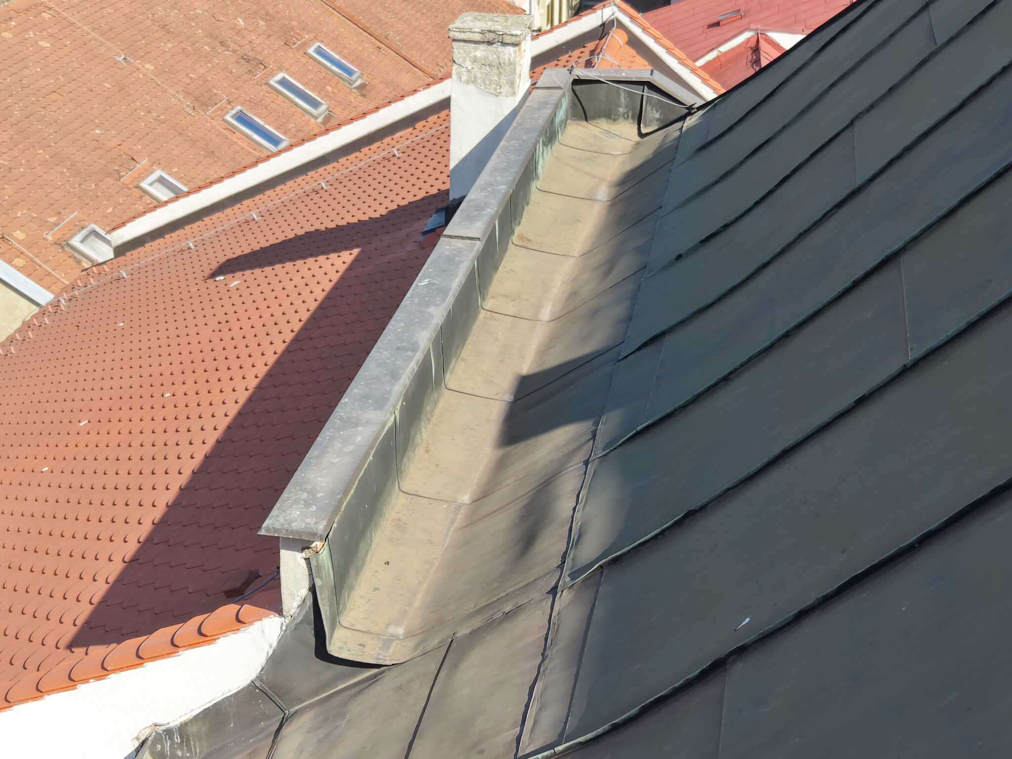 Detail úžľabia a oplechovania strechy kostola
