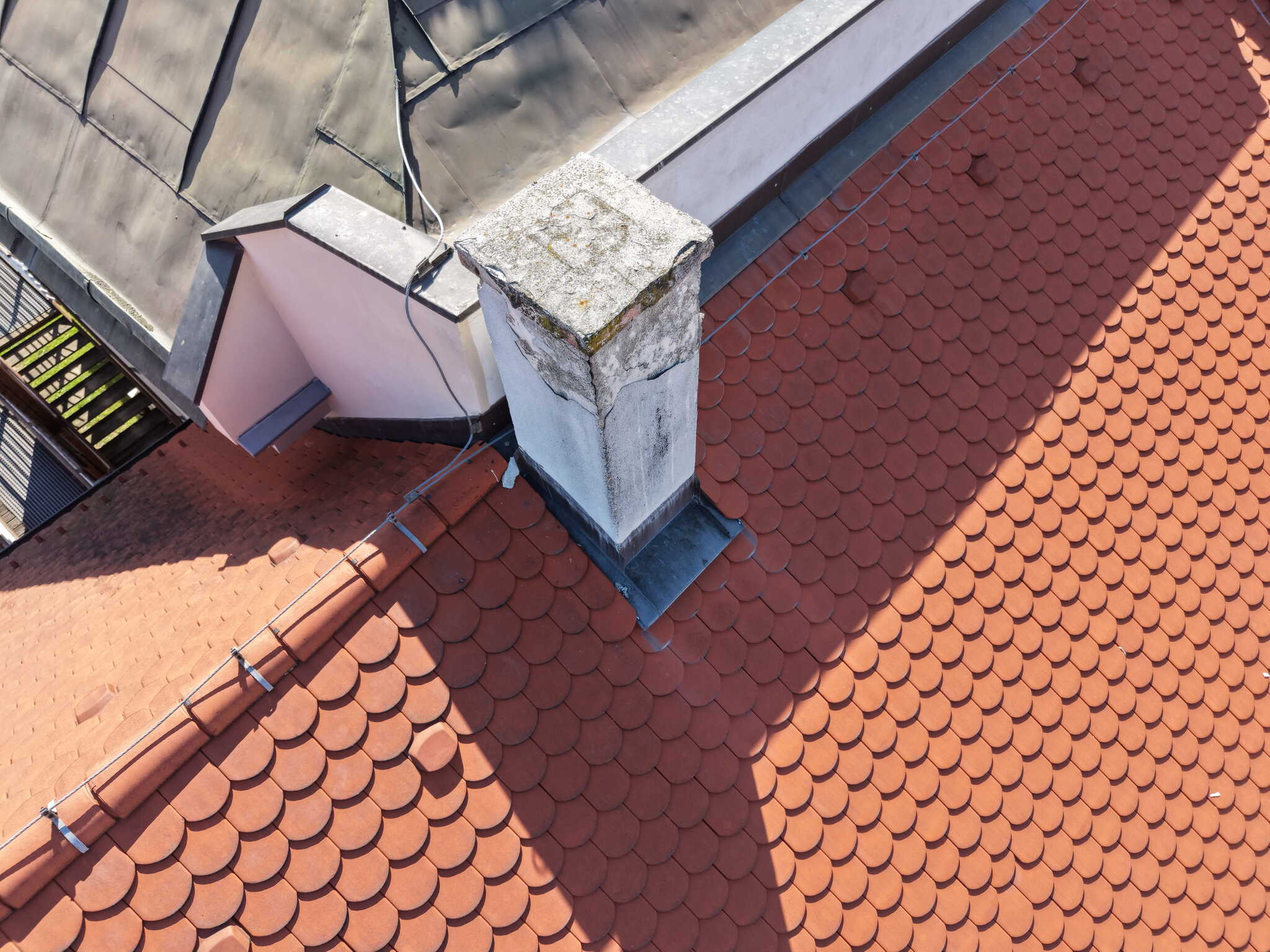 Komín a poškodené detaily strešnej krytiny
