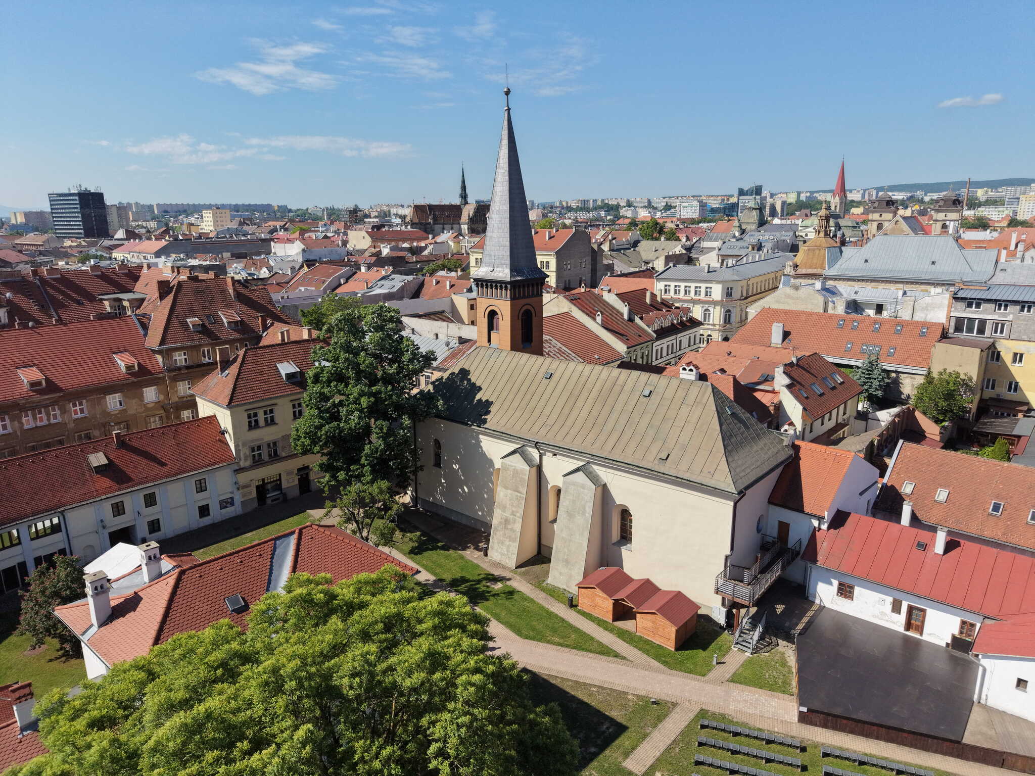Letecký pohľad na kostol a strechy v historickom centre Košíc