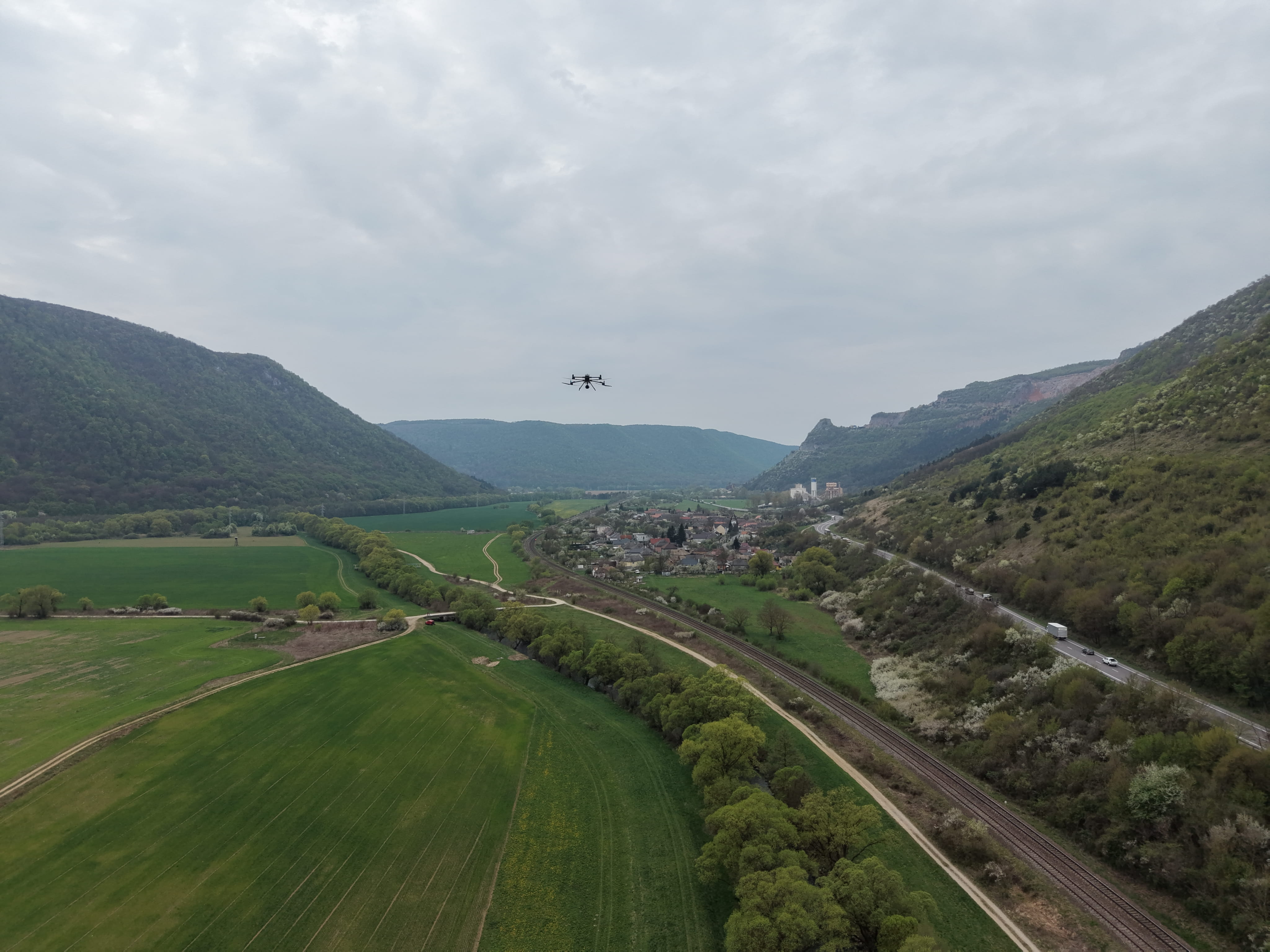 Dronové mapovanie trasy VN vedenia v krajine pri Košiciach