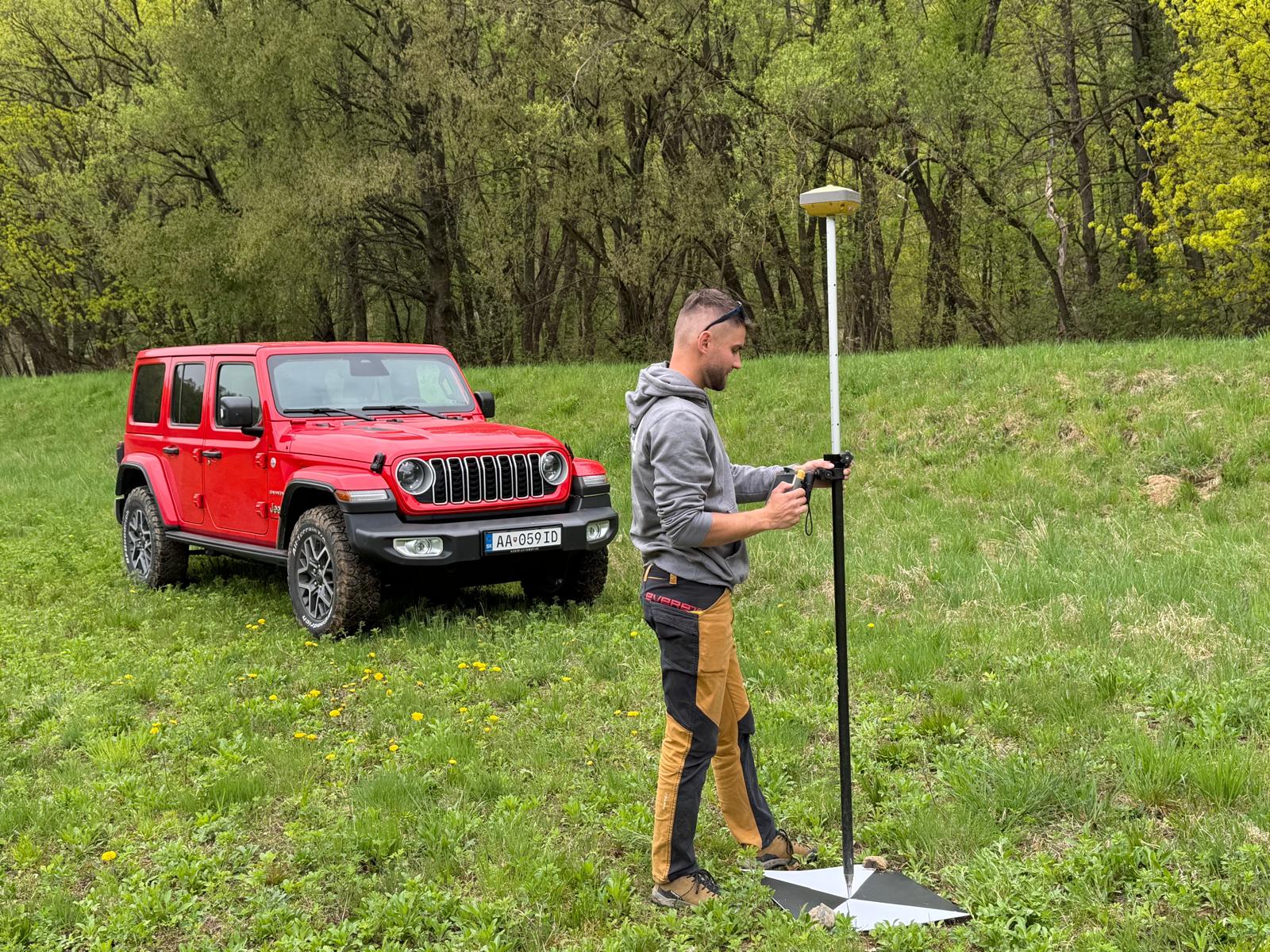 Geodet pri GNSS meraní v náročnom teréne