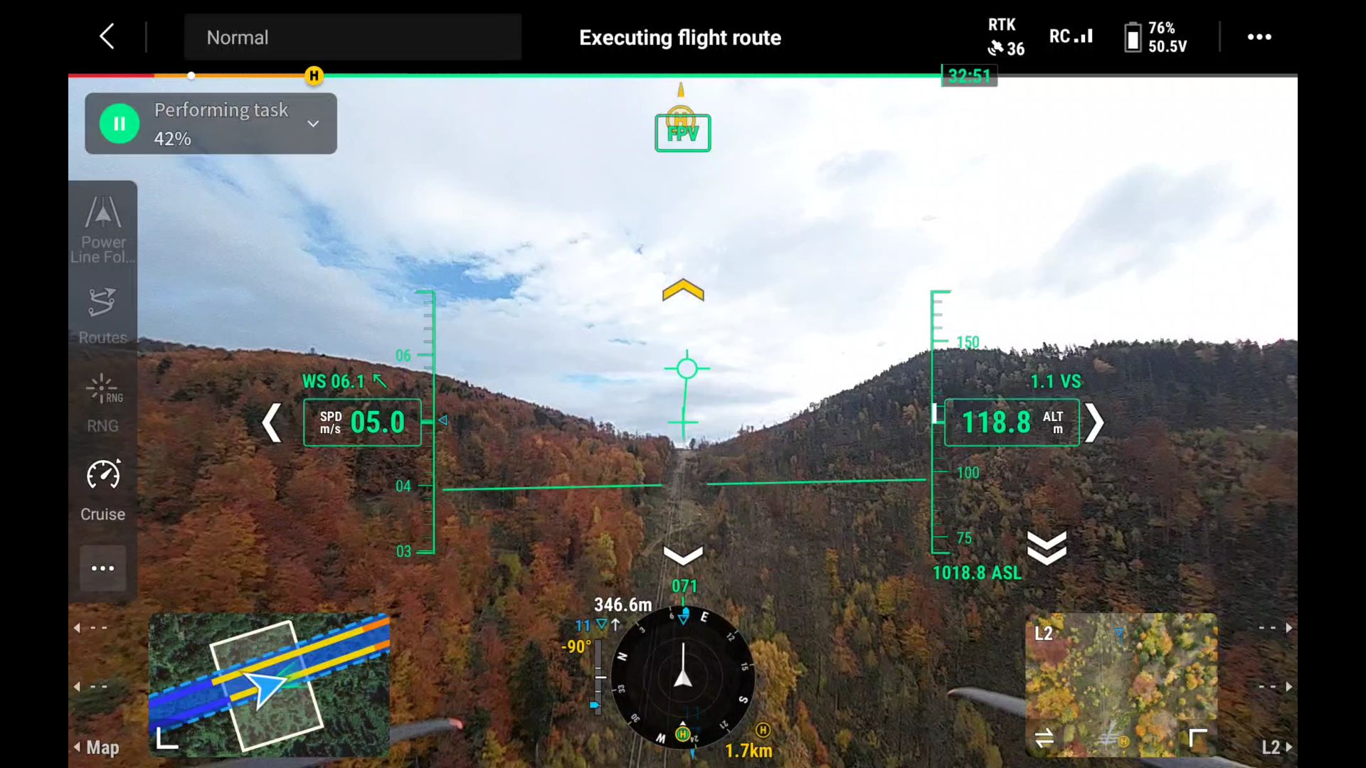 Pohľad dronu dopredu na terén pod VVN vedením
